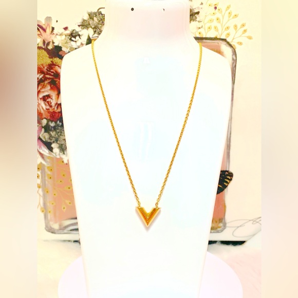 LOW START - LOUIS VUITTON Necklace Essential V Gold Plated Italy - Picture 1 of 10